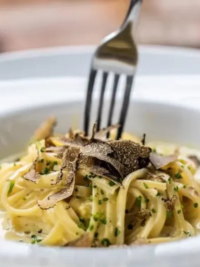 Tagliatelle Trufado com Molho de Manteiga de Ervas e Pinhões