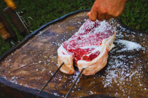 Temperar carnes para churrasco